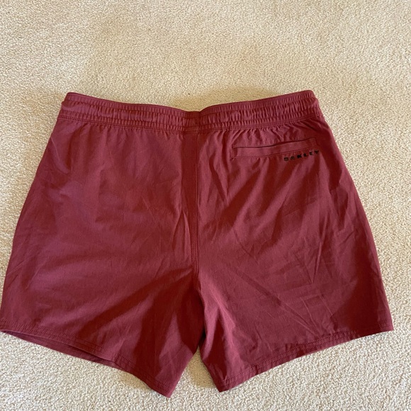 Men’s Oakley Performance Fit Shorts Large 6” Inseam Burgundy - Picture 4 of 5